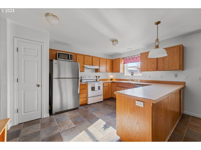 1204 E SECOND Ave, Sutherlin, OR 97479