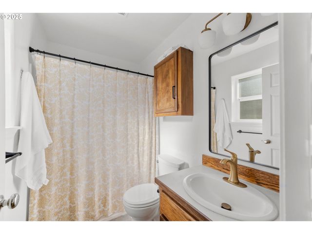 1204 E SECOND Ave, Sutherlin, OR 97479