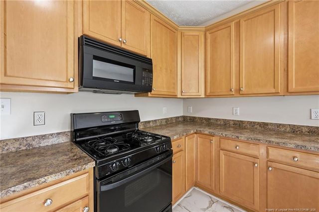 1114 Thistle Gold Drive, Hope Mills, NC 28348