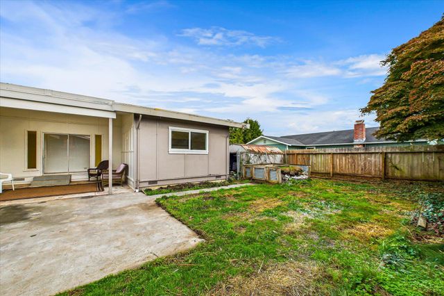 1004 Holly Lane, Fortuna, CA 95540