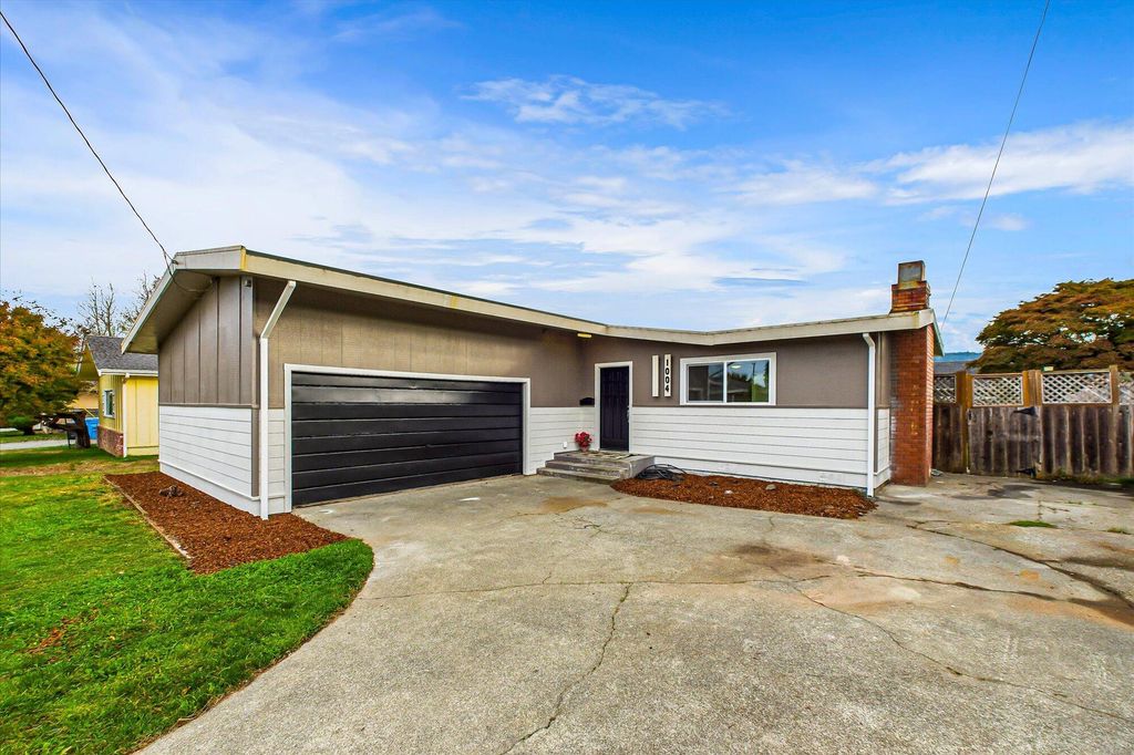 1004 Holly Lane, Fortuna, CA 95540