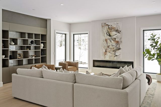 16 Dorcar Rd, Newton, MA 02467