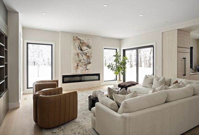 16 Dorcar Rd, Newton, MA 02467