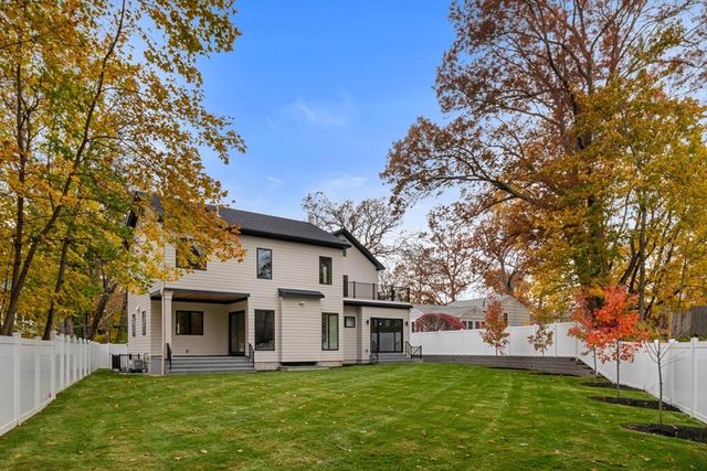 16 Dorcar Rd, Newton, MA 02467