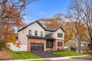 16 Dorcar Rd, Newton, MA 02467