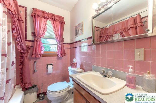 4037 Mountain View Drive, Lehigh Twp, PA 18088