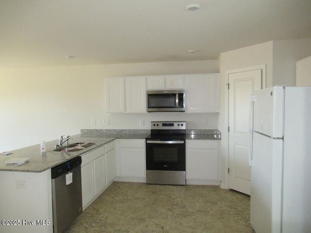 2100 Deerwood Lane, Kinston, NC 28504