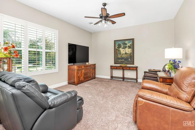 4112 Woodcastle Way, Bakersfield, CA 93314