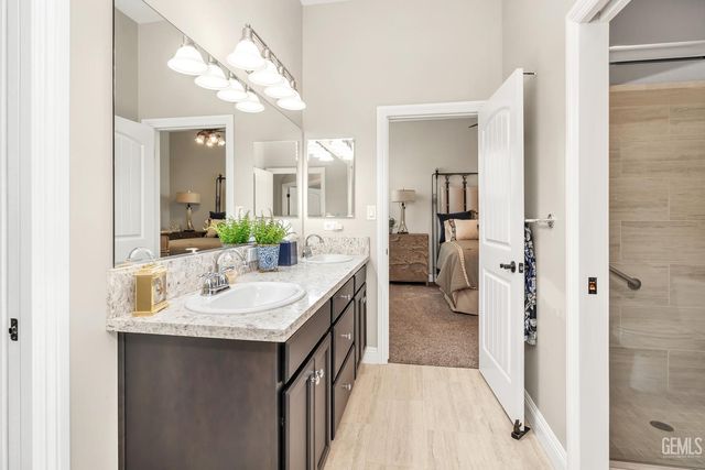 4112 Woodcastle Way, Bakersfield, CA 93314