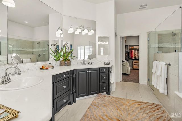 4112 Woodcastle Way, Bakersfield, CA 93314