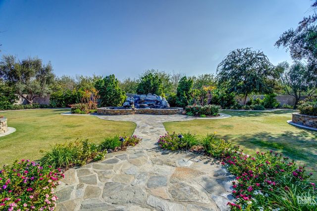 4112 Woodcastle Way, Bakersfield, CA 93314