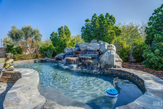 4112 Woodcastle Way, Bakersfield, CA 93314