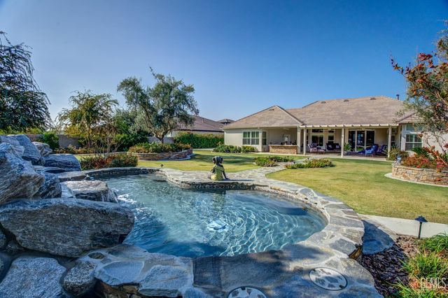 4112 Woodcastle Way, Bakersfield, CA 93314