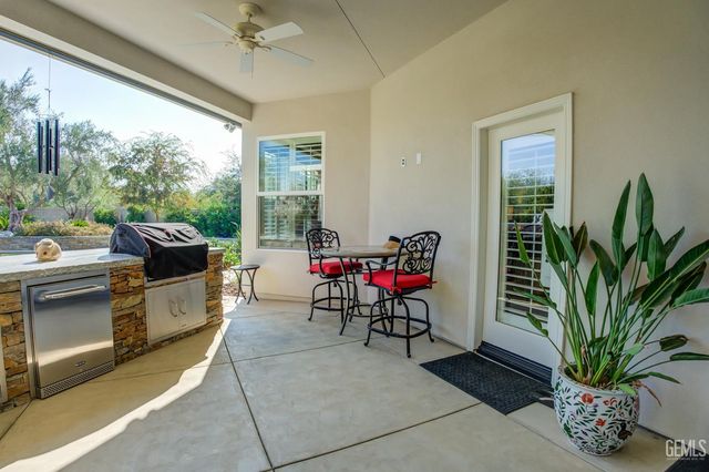 4112 Woodcastle Way, Bakersfield, CA 93314