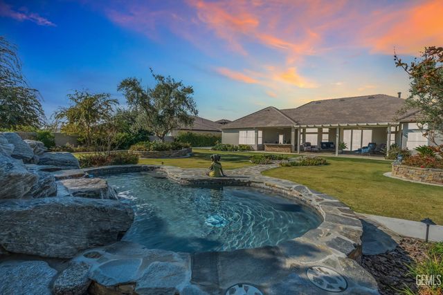 4112 Woodcastle Way, Bakersfield, CA 93314