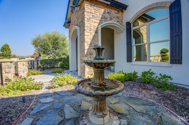 4112 Woodcastle Way, Bakersfield, CA 93314