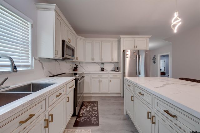 110 An County Road 401, Palestine, TX 75803