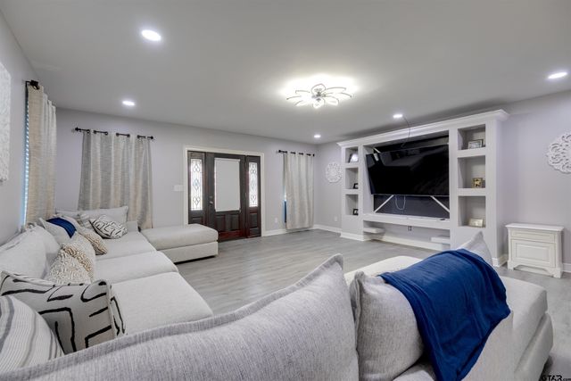 110 An County Road 401, Palestine, TX 75803