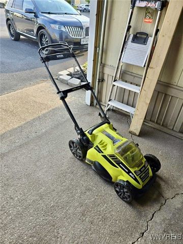 263 Crestwood Court East, Lockport City, NY 14094