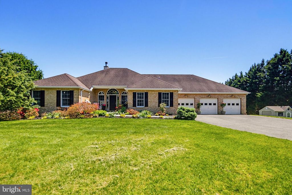 Image 2 of property listing at 6111 EMERALD LN, Eldersburg, MD 21784
