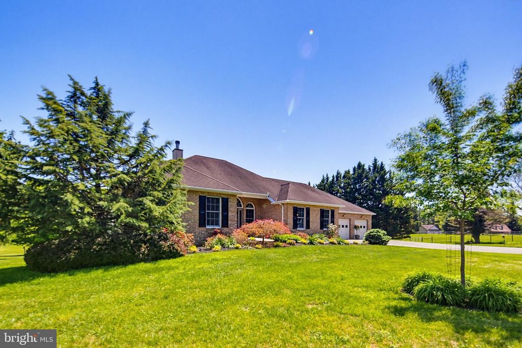 Image 3 of property listing at 6111 EMERALD LN, Eldersburg, MD 21784