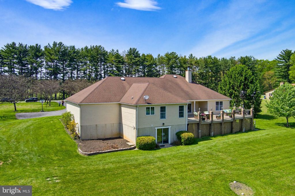 Image 69 of property listing at 6111 EMERALD LN, Eldersburg, MD 21784