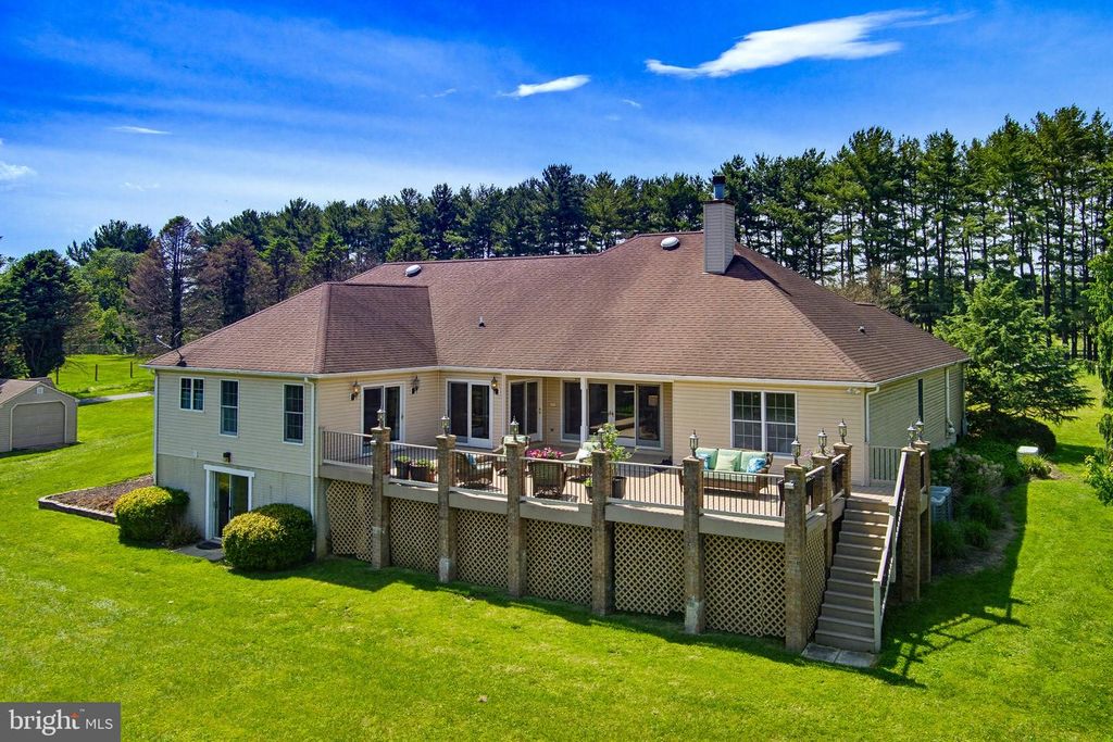 Image 70 of property listing at 6111 EMERALD LN, Eldersburg, MD 21784