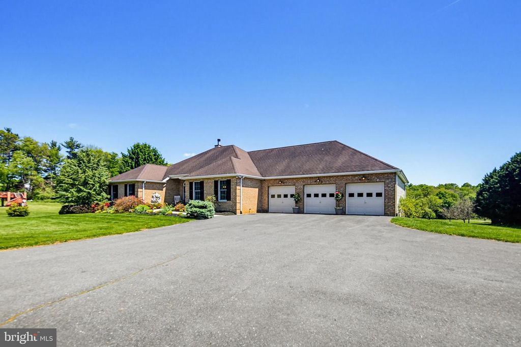 Image 74 of property listing at 6111 EMERALD LN, Eldersburg, MD 21784