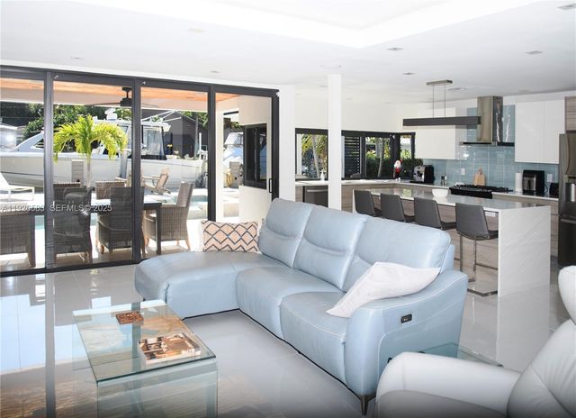 2734 SE 14th St, Pompano Beach, FL 33062