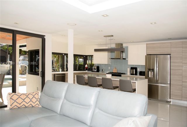 2734 SE 14th St, Pompano Beach, FL 33062