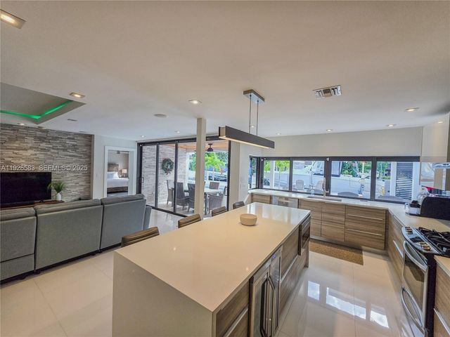 2734 SE 14th St, Pompano Beach, FL 33062