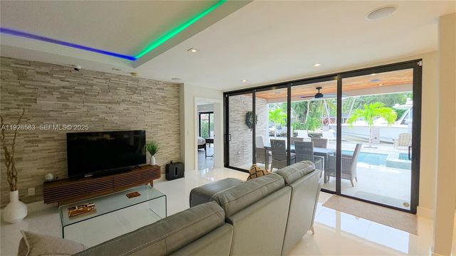 2734 SE 14th St, Pompano Beach, FL 33062