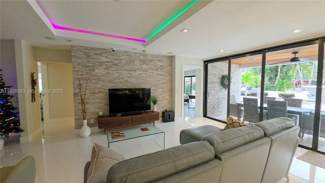 2734 SE 14th St, Pompano Beach, FL 33062