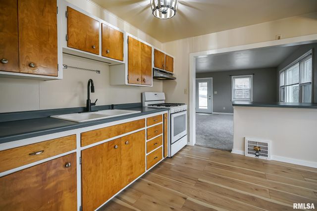 100 LEWIS Court, Bartonville, IL 61607