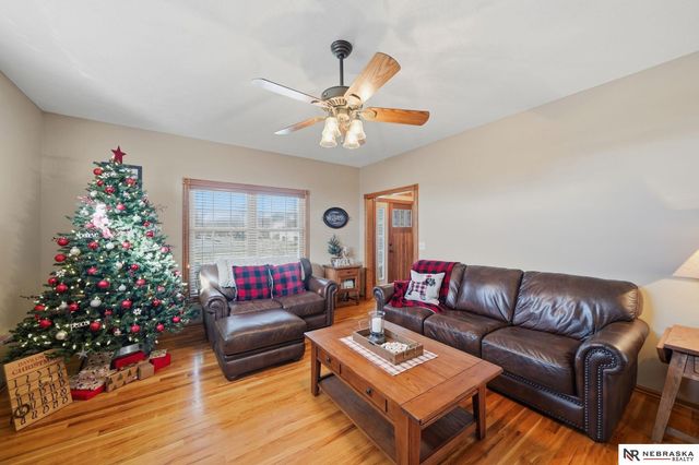 9437 Oakville Road, Lincoln, NE 68526