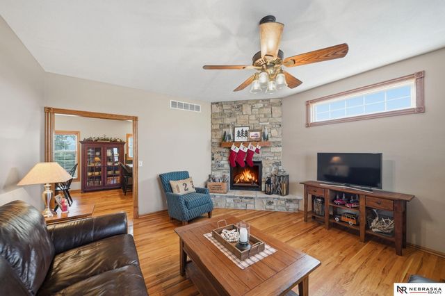 9437 Oakville Road, Lincoln, NE 68526