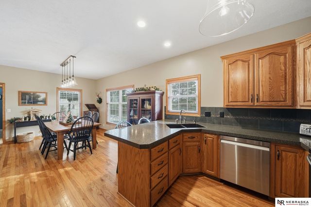 9437 Oakville Road, Lincoln, NE 68526