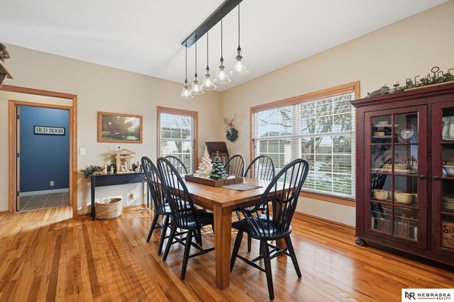 9437 Oakville Road, Lincoln, NE 68526