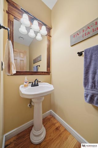 9437 Oakville Road, Lincoln, NE 68526