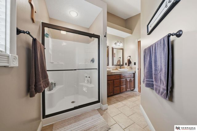 9437 Oakville Road, Lincoln, NE 68526