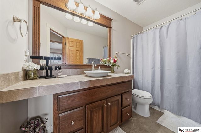 9437 Oakville Road, Lincoln, NE 68526