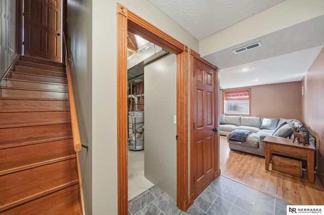 9437 Oakville Road, Lincoln, NE 68526