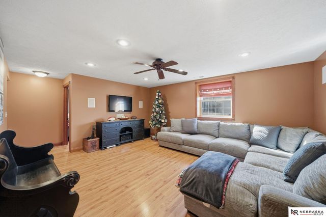 9437 Oakville Road, Lincoln, NE 68526