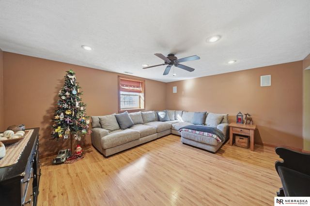 9437 Oakville Road, Lincoln, NE 68526