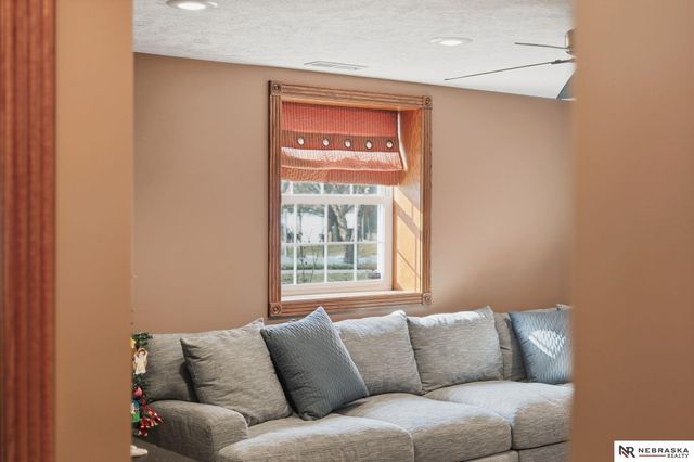 9437 Oakville Road, Lincoln, NE 68526