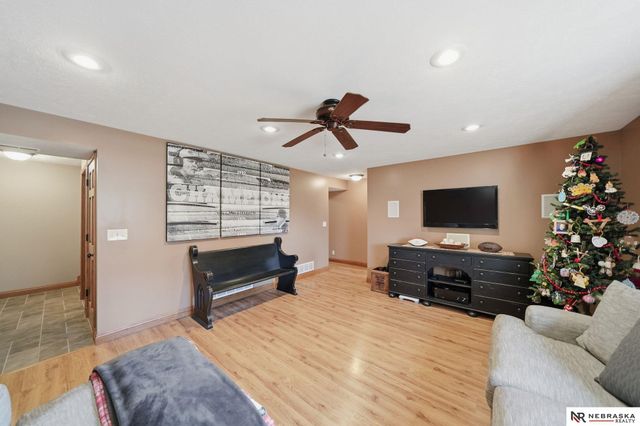 9437 Oakville Road, Lincoln, NE 68526