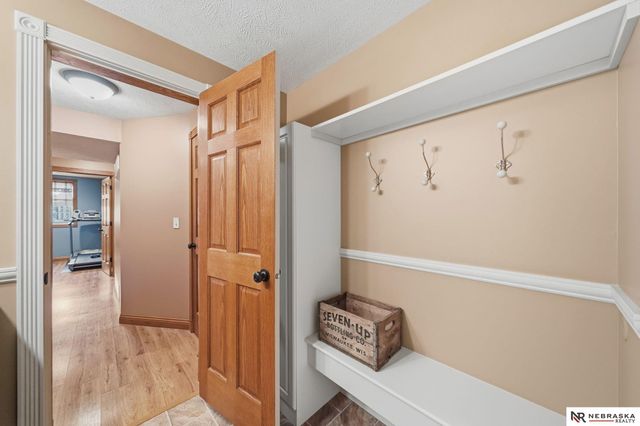 9437 Oakville Road, Lincoln, NE 68526