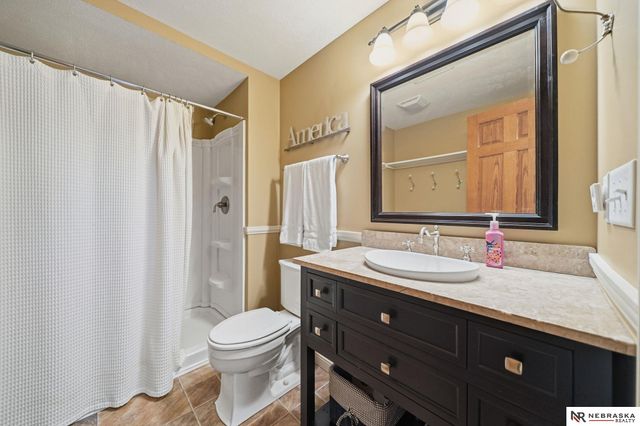 9437 Oakville Road, Lincoln, NE 68526