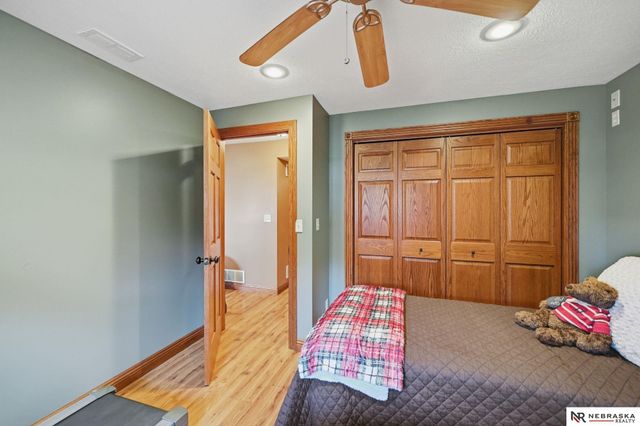 9437 Oakville Road, Lincoln, NE 68526