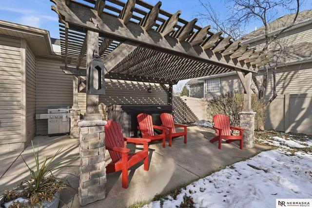 9437 Oakville Road, Lincoln, NE 68526